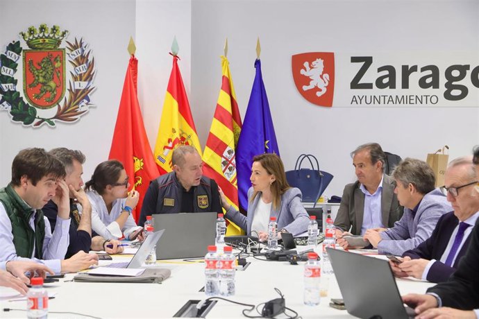 La alcaldesa de Zaragoza, Natalia Chueca, en la reunión del CECOPI para analizar la situación de la ciudad tras el apagón total