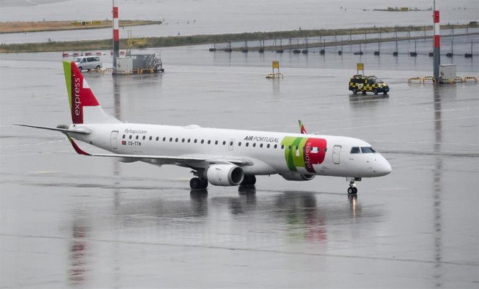 Archivo - FILED - 30 June 2021, Brandenburg, Schoenefeld: A plane of the Portuguese airline TAP, coming from Lisbon, is pictured at Berlin-Brandenburg Airport (BER). 
