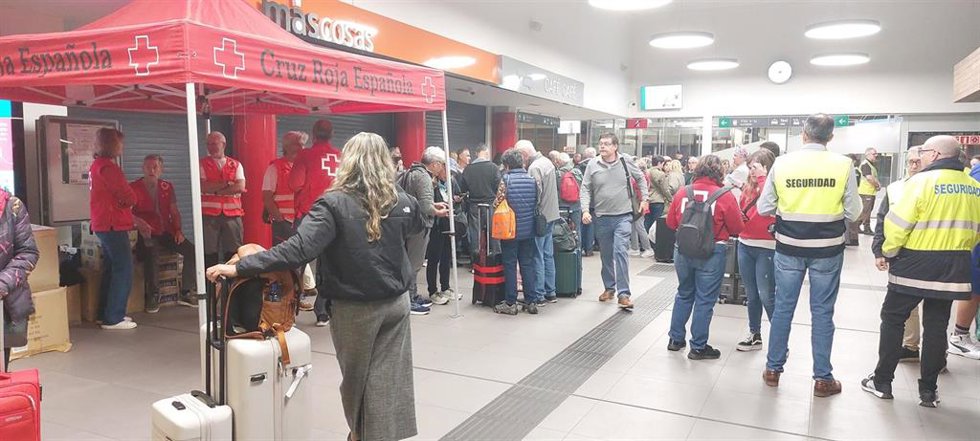 AM II.- Apagón.- Un total de 340 personas pernocta en estaciones de León, Valladolid, Segovia, Zamora y en IFEZA