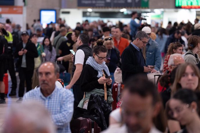 Usuarios de Rodalies en la estación de Sants de Barcelona a 29 de abril de 2025.