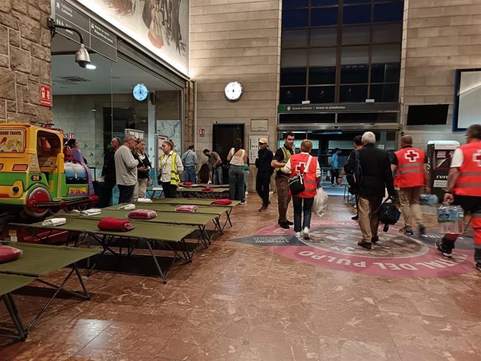 Catres habilitados na estación de tren de Ourense para pasar a noite do apagamento