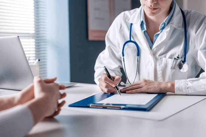 Archivo - Doctora en una consulta médica.