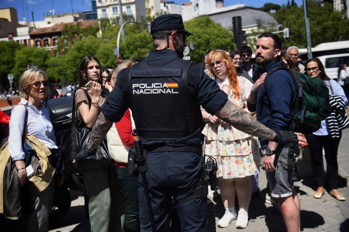Viajeros en la estación de trenes de Madrid Puerta de Atocha, esperan noticias sobre el apagón que paralizó la red ferroviaria en Madrid, a 28 de abril de 2025, en Madrid (España).