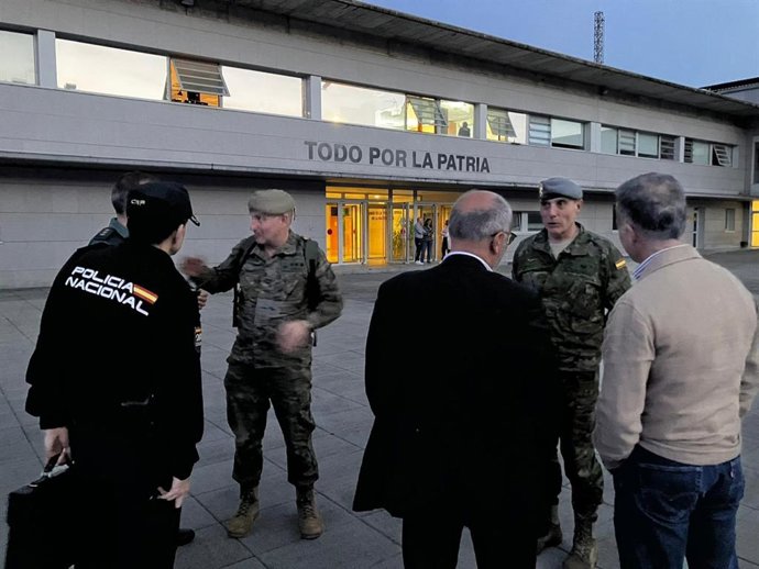 Imaxe do subdelegado do Goberno con axentes.