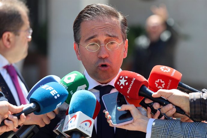 El ministro de Asuntos Exteriores, Unión Europea y Cooperación, José Manuel Albares, llega para firmar en el libro de condolencias abierto por el fallecimiento del Papa Francisco I en la Nunciatura Apostólica, a 23 de abril de 2025, en Madrid (España). La