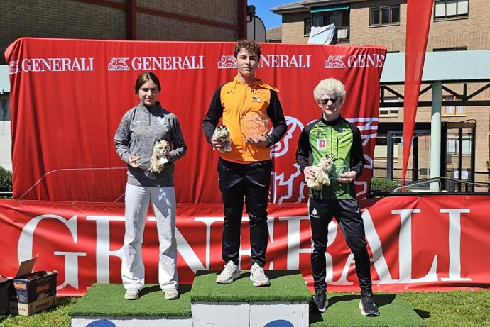 Enric Quintanilla, Jimena Hernández y Ander Arostegui en el podio del Campeonato de España Generali de Promesas Paralímpicas de Atletismo