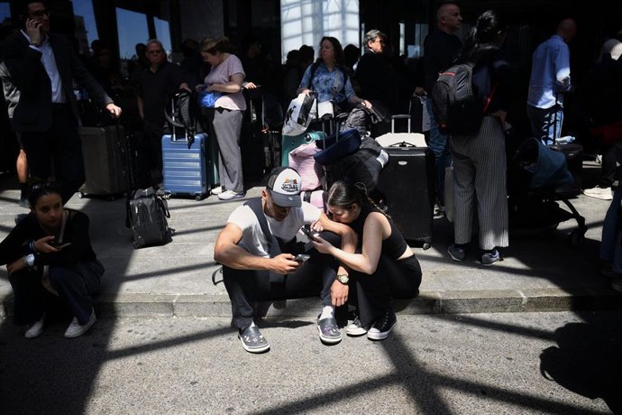 Viajeros en la estación de trenes de Madrid Puerta de Atocha 