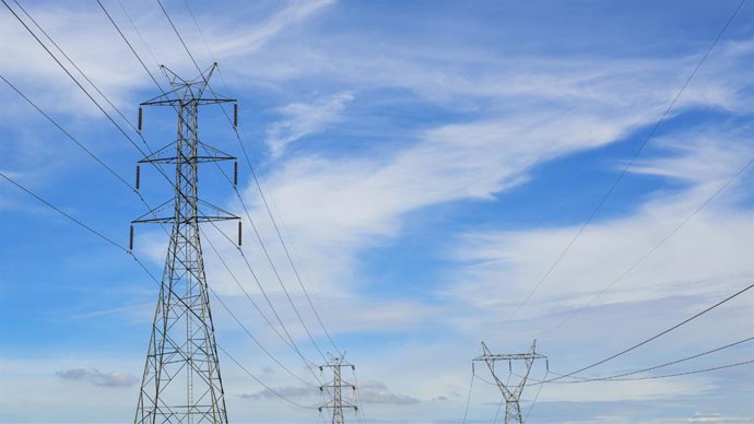 Torres y cableado eléctricos.