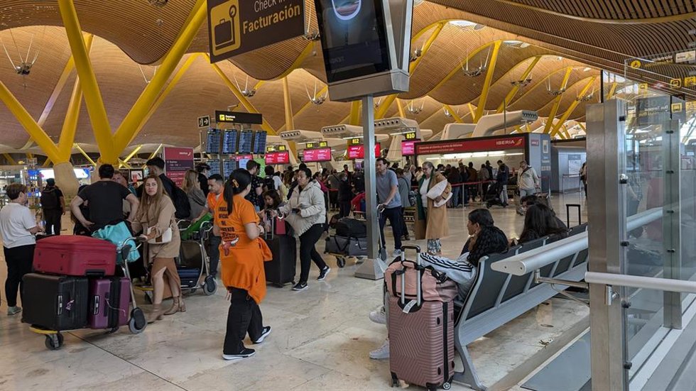 La T4 del Aeropuerto Adolfo Suárez Madrid Barajas el día después del apagón