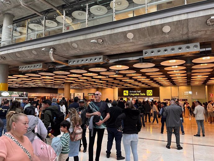 El espacio de llegadas de la Terminal 4, en aeropuerto Adolfo Súarez-Madrid Barajas, este martes tras el apagón.