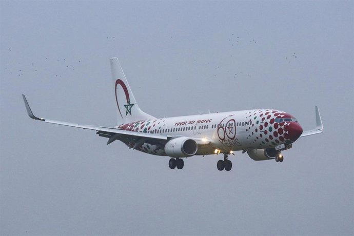 Archivo - Un avión de la aerolínea Royal Air Maroc durante su aterrizaje en el Aeropuerto Internacional de Bruselas, en Bélgica (archivo)