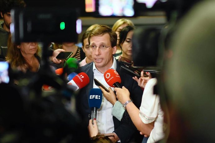 El alcalde de Madrid, José Luis Martínez-Almeida, atiende a los medios de comunicación a su llegada al Centro Integrado de Seguridad y Emergencias (CISEM)
