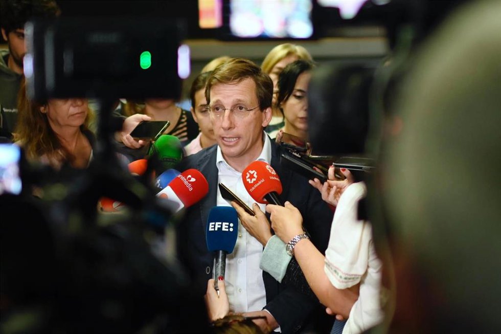 El alcalde de Madrid, José Luis Martínez-Almeida, atiende a los medios de comunicación a su llegada al Centro Integrado de Seguridad y Emergencias (CISEM)