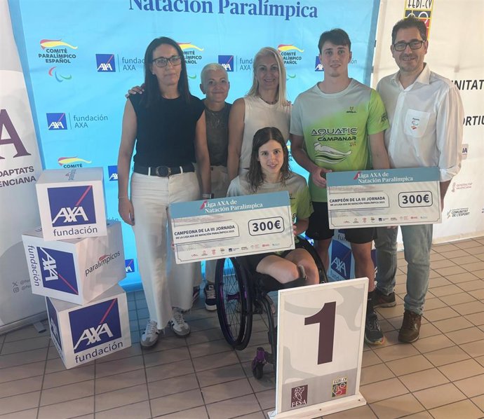 Enrique Alhambra y Leyre Ortí en el podio de la Liga AXA de Natación Paralímpica celebrada en Torrevieja (Alicante)