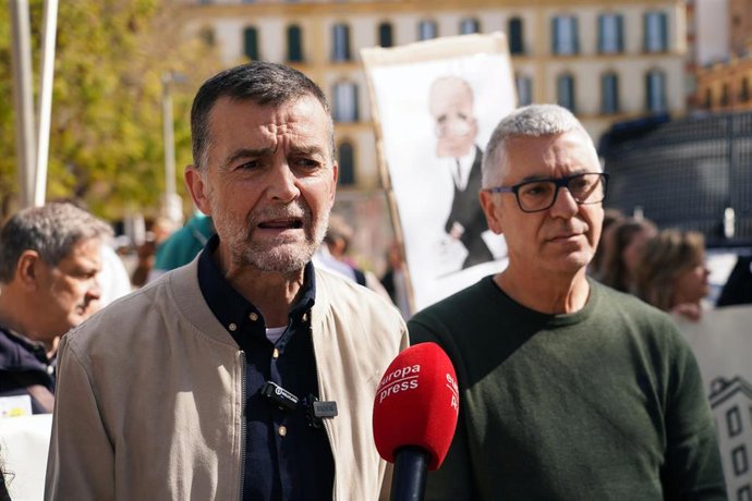 El coordinador federal de Izquierda Unida, Antonio Maíllo, ofrece unas declaraciones a los medios en la manifestación por el derecho la vivienda en Málaga, a 5 de abril de 2025 en Málaga (Andalucía, España).
