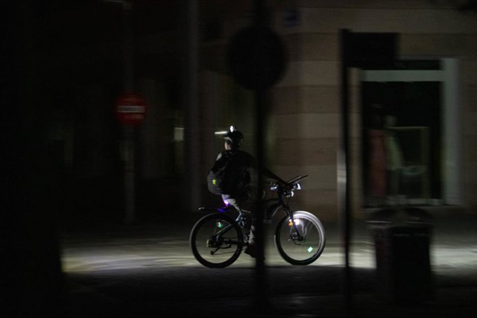 As ruas de Ciudad Real sem iluminação à noite devido ao apagão, 28 de abril de 2025, em Ciudad Real, Castilla-La Mancha (Espanha). Um apagão de energia elétrica atingiu a Espanha, Portugal e parte da França às 12h30 da manhã de hoje. Sem saber ainda o c