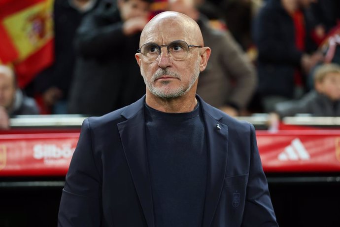 Archivo - Luis de la Fuente, técnico da Espanha, observa a partida entre Espanha e Holanda pelas quartas de final da UEFA Nations League no estádio Mestalla em 23 de março de 2025 em Valência, Espanha.