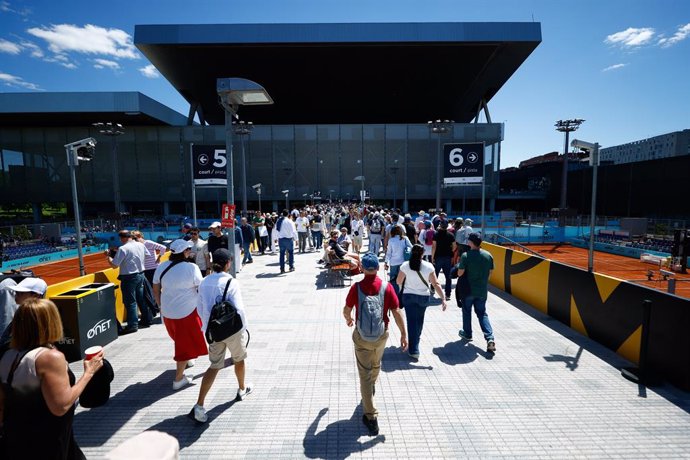 Pessoas aguardando informações sobre as partidas de tênis canceladas devido ao corte de energia elétrica em todo o país que atingiu a Espanha na segunda-feira, 28 de abril, durante o Mutua Madrid Open 2025, ATP Masters 1000 e WTA 1000, torneio de tênis re