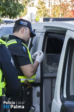 Archivo - Agente de la Policía Local de Palma realiza un control de alcoholemia.
