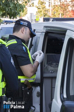Archivo - Agente de la Policía Local de Palma realiza un control de alcoholemia.