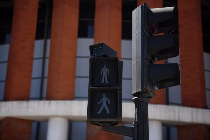 Semàfor apagat a Madrid durant l'apagada que va deixar a Espanya sense xarxa elèctrica, a 28 d'abril de 2025, a Madrid (Espanya). 
