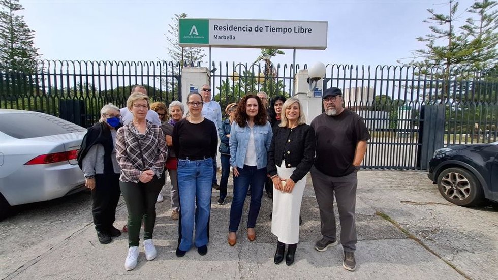 La portavoz de Por Andalucía en el Parlamento, Inmaculada Nieto, acompañada de la coordinadora local de IU Marbella- San Pedro y de vecinos y vecinas de la zona en las puertas de la Residencia de Tiempo Libre