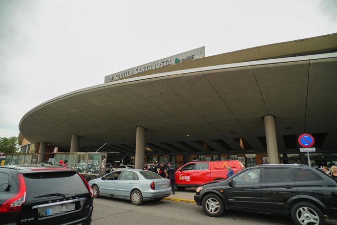 Agentes de la UME en la estación de trenes de Santa Justa el día después del apagón generalizado.