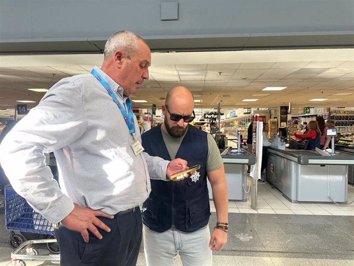 El alcalde de El Puerto, Germán eardo, supervisando la situación de los comerciantes tras el apagón.