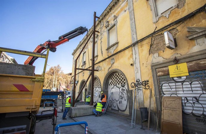 Colocación de andamios en el Mercado de la Merced en 2019.