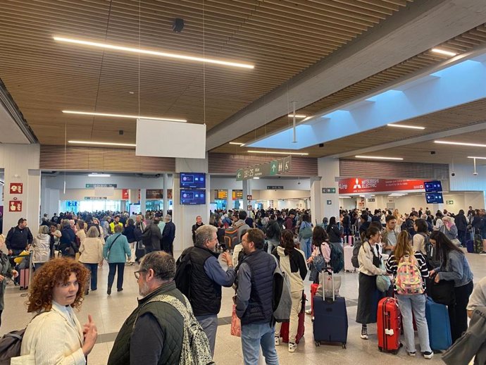 Pasajeros en la estación de Chamartin este martes tras perder sus trenes el lunes por el apagón
