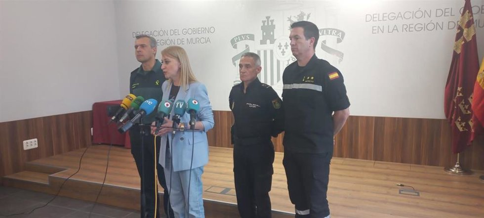 La delegada del Gobierno en la Región de Murcia, Mariola Guevara, acompañada por el coronel Jefe de la Guardia Civil en la Región, Francisco Pulido; el jefe Superior de Policía, Ignacio Fermín del Olmo, y el coronel de la UME Ángel Martínez Puy