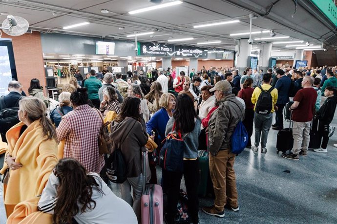 Decenas de personas esperan en la estación de Atocha-Almudena Grandes, a 29 de abril de 2025, en Madrid (España)
