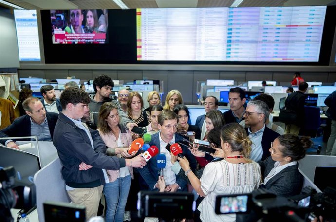 El alcalde de Madrid, José Luis Martínez-Almeida, atiende a los medios de comunicación a su llegada al Centro Integrado de Seguridad y Emergencias (CISEM) 
