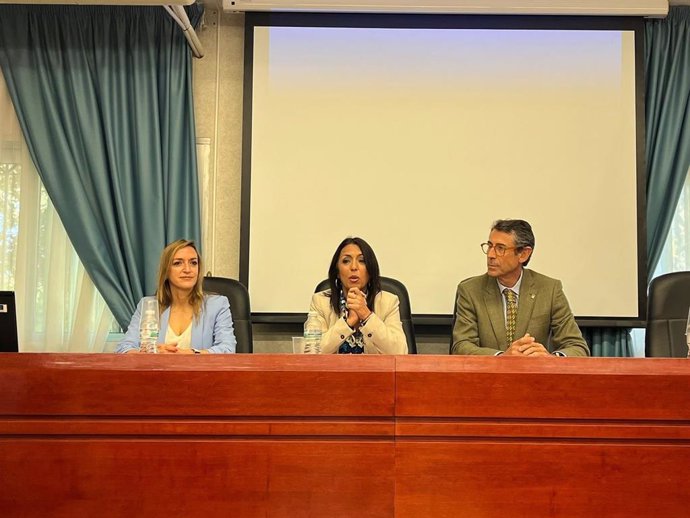 La presidenta del Instituto Andaluz de Investigación y Formación Agraria, Pesquera, Alimentaria y de la Producción Ecológica (Ifapa), Marta Bosquet, y el delegado de Agricultura, Pesca, Agua y Desarrollo Rural, Fernando Fernández Tapia-Ruano.