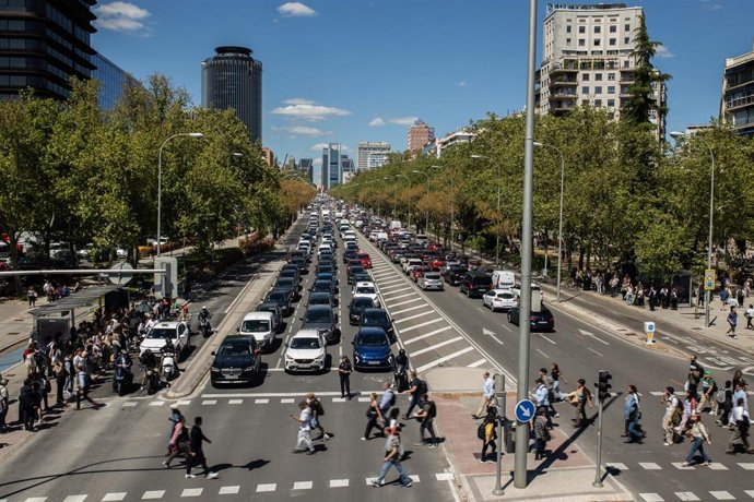 Vista general de tráfico en el Paseo de la Castellana tras el apagón eléctrico en Madrid, España, el 28 de abril de 2025.