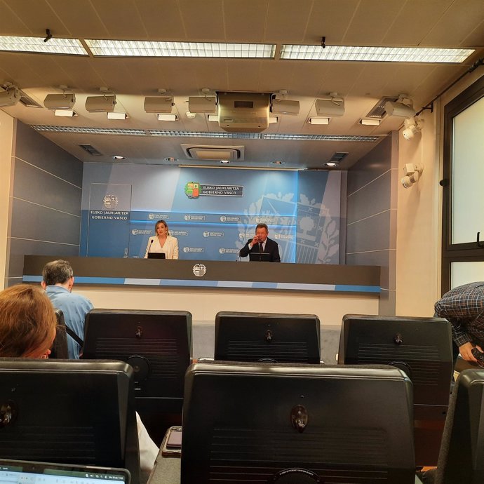 Zupiria (a la derecha) durante la rueda de prensa de este martes tras el Consejo de Gobierno