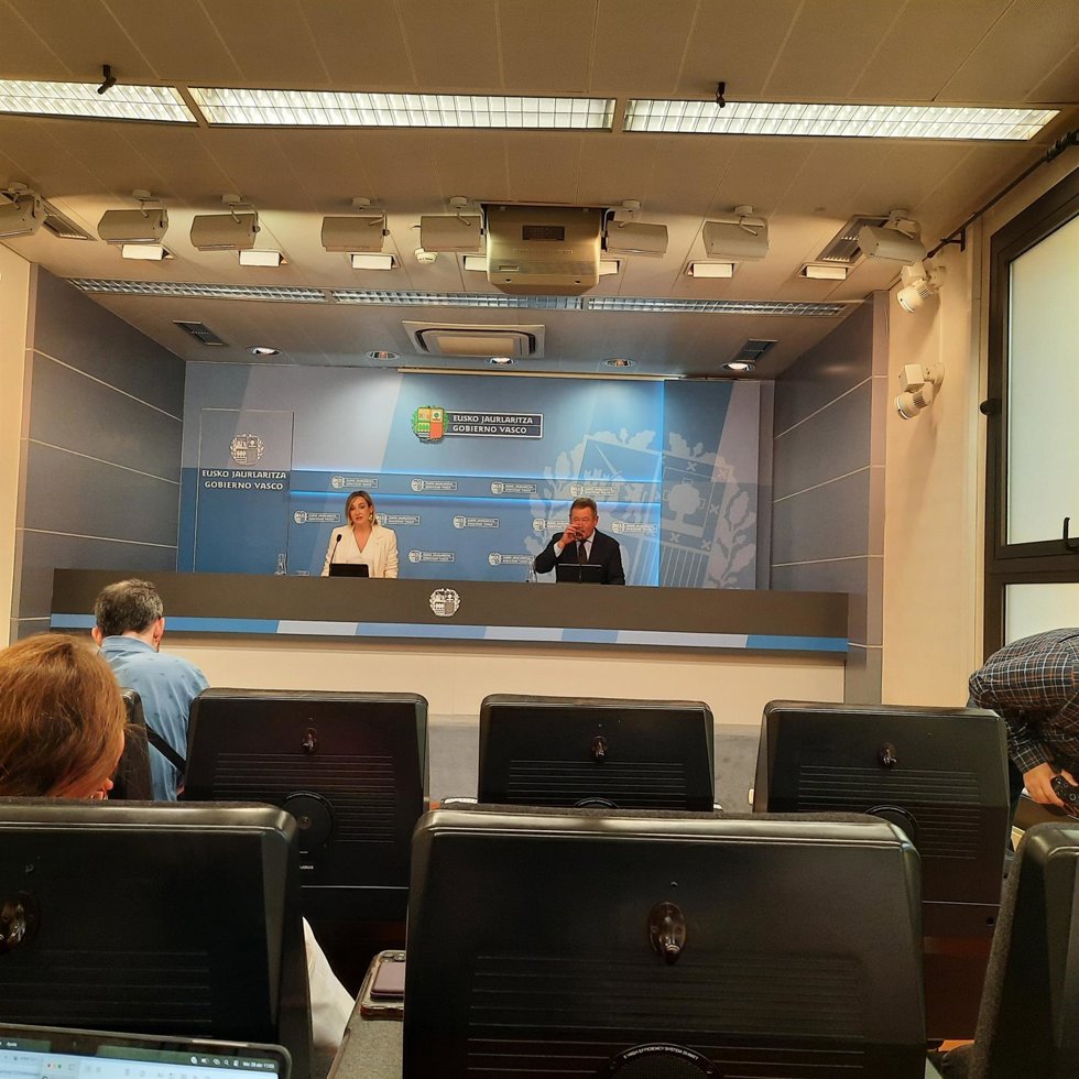 Zupiria (a la derecha) durante la rueda de prensa de este martes tras el Consejo de Gobierno