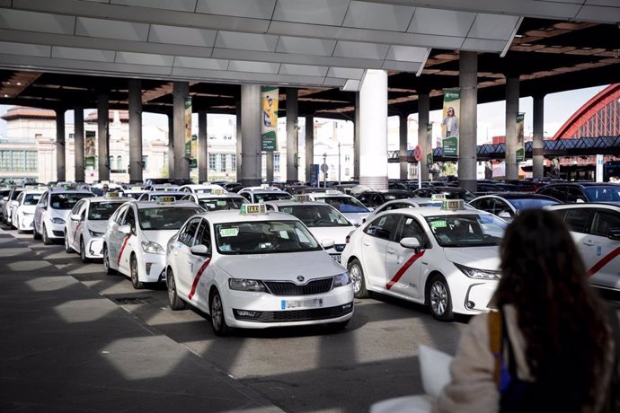 Filas de taxis en las inmediaciones de la estación de Atocha-Almudena Grandes, a 29 de abril de 2025, en Madrid (España). 