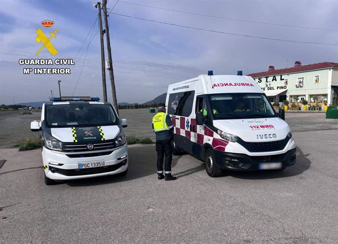 Una ambulancia junto a un vehículo de la Guardia Civil de Tráfico