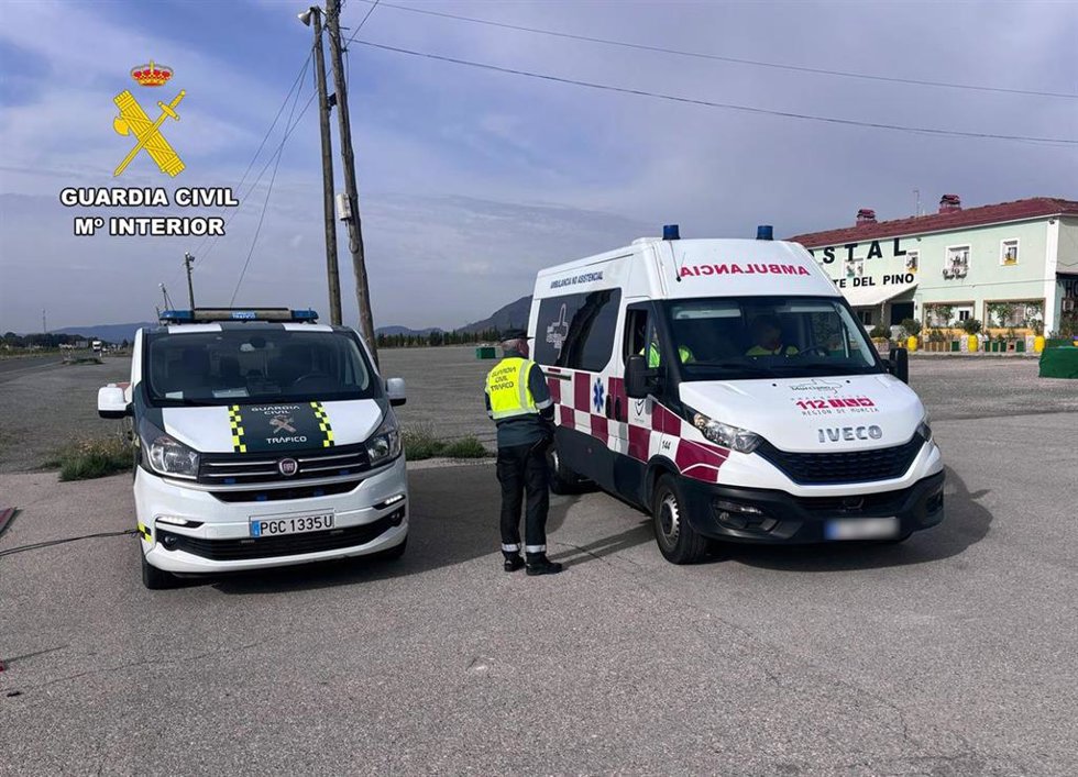 Una ambulancia junto a un vehículo de la Guardia Civil de Tráfico