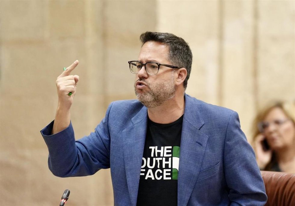 El portavoz de Adelante Andalucía, José Ignacio García, en el Pleno del Parlamento durante su pregunta al presidente de la Junta, Juanma Moreno. (Foto de archivo).