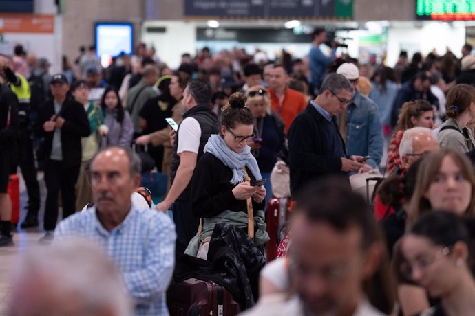 Usuaris de Rodalies a l'estació de Sants de Barcelona