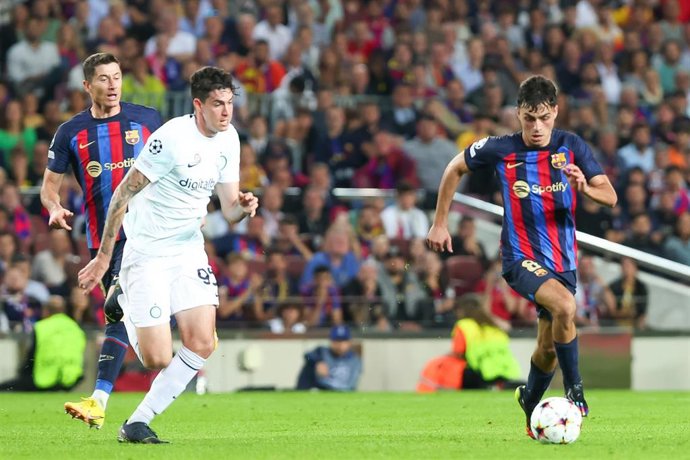 Archivo - Pedri conduce la pelota en un FC Barcelona-Inter de Milán 