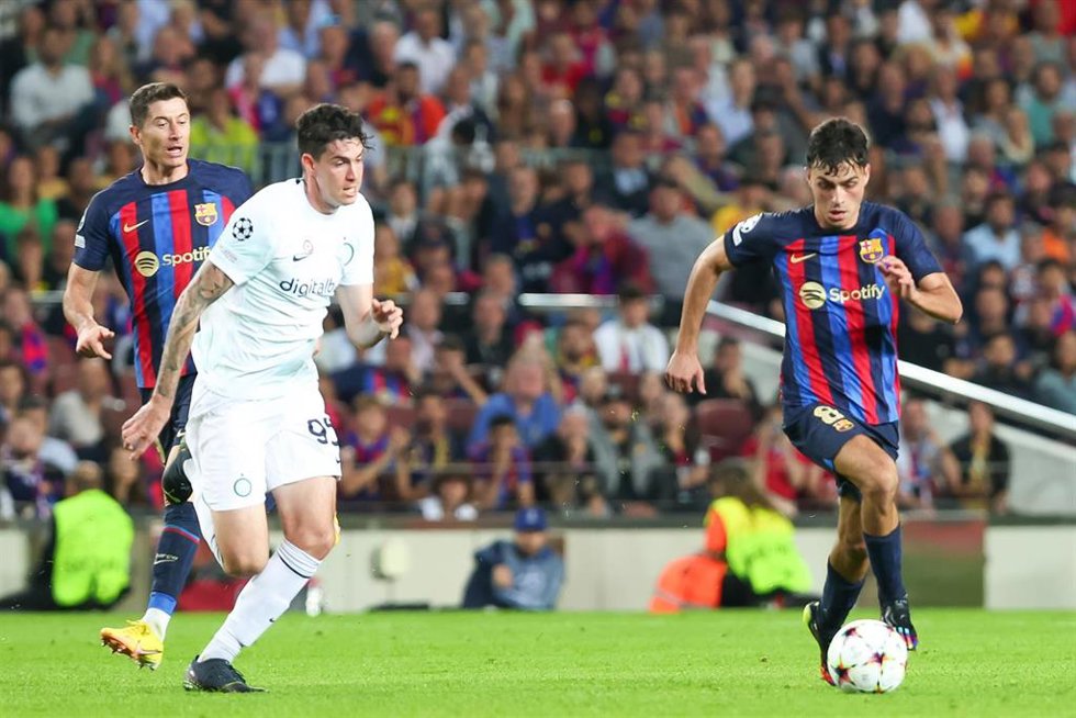 Archivo - Pedri conduce la pelota en un FC Barcelona-Inter de Milán
