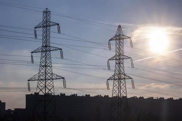 Archivo - Tendido eléctrico a las afueras de París