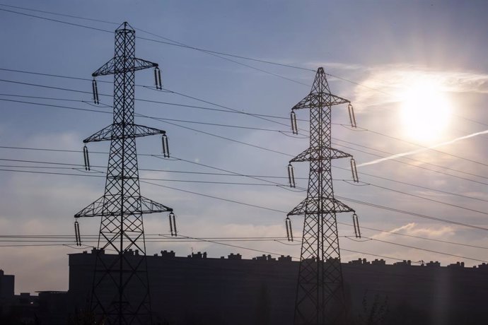 Archivo - December 12, 2022, Gennevilliers, France, France: Gennevilliers, France December 12, 2022 - High voltage pylons stand next to social housing buildings in the Paris suburbs. Tensions are high in the French energy market and this situation could l