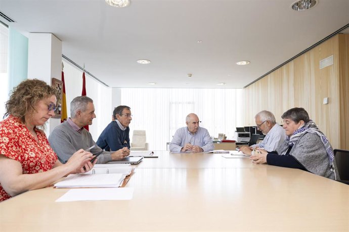El consejero de Desarrollo Rural y Medio Ambiente del Gobierno de Navarra, José Mari Aierdi, en una reunión con la Plataforma de Defensa del Patrimonio Navarro.