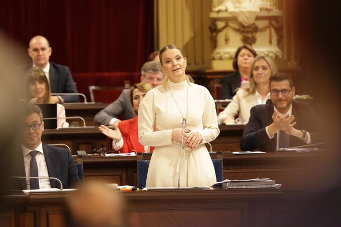Archivo - La presidenta del Govern, Marga Prohens, en el pleno del Parlament. Archivo.