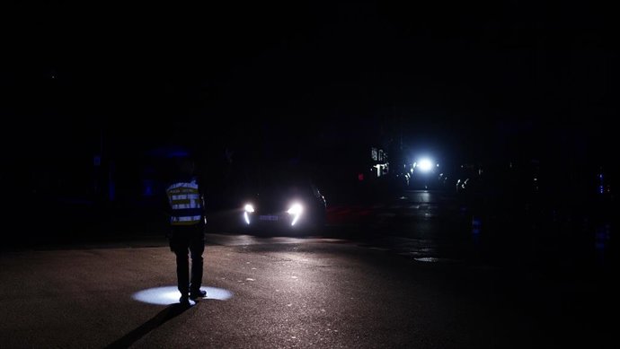 Ruas sem eletricidade durante o apagão em Coruña, 28 de abril de 2025, em Coruña, Galícia (Espanha). Um apagão elétrico atingiu a Espanha, Portugal e parte da França às 12h30 da manhã de hoje. Sem saber ainda as causas exatas do apagão, pouco a pouco, os