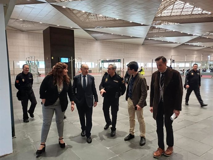 El delegado del Gobierno en Aragón, Fernando Beltrán, en la estación de Zaragoza-Delicias